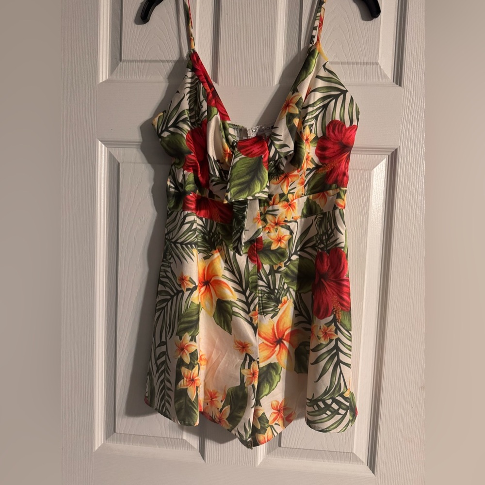 Fashion Nova Tropical Romper Size Large Preowned in good condition.